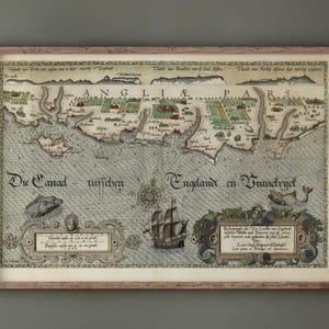 Peut inclure: Une carte ancienne encadrée du Pas de Calais, avec des illustrations détaillées du littoral, des navires et des cartouches décoratives. La carte est dans un cadre en bois, avec une esthétique vintage.