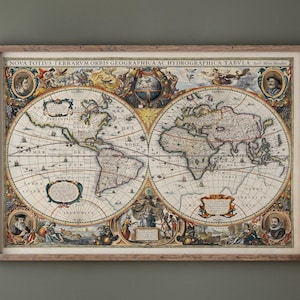 Op de afbeelding: Een antieke wereldkaart in een lijst, met gedetailleerde cartografie van de continenten en oceanen. De kaart zit in een houten lijst en bevat decoratieve illustraties en tekst. De kaart is een historisch artefact.
