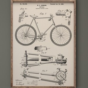 Może przedstawiać: Oprawiony, zabytkowy wydruk patentu na rower. Czarno-biały diagram przedstawia szczegółową ilustrację roweru i jego elementów, w tym kół, ramy i przekładni. Wydruk oznaczony jest jako "Bicycle".
