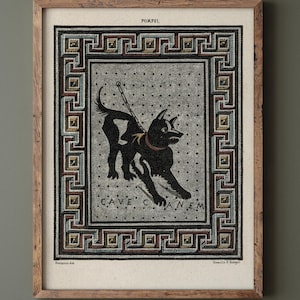 Può includere: Un cartello in legno fatto a mano con la scritta "Welcome" in un carattere giocoso. Il cartello presenta uno sfondo bianco invecchiato e una cornice marrone scuro, perfetto per una porta d'ingresso.