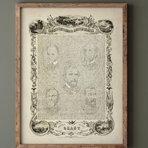 Könnte beinhalten: Ein Schwarzweißdruck der Verfassung der Vereinigten Staaten mit Porträts historischer Persönlichkeiten. Der Text lautet "Constitution of the United States" und "Grant".