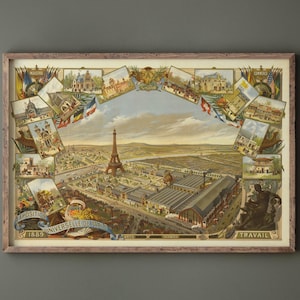 Può includere: Un'illustrazione vintage dell'Esposizione Universale di Parigi del 1889, che mostra una vista dall'alto della Torre Eiffel e degli edifici circostanti. L'illustrazione è circondata da immagini più piccole che rappresentano vari aspetti dell'esposizione, tra cui padiglioni, bandiere e persone.