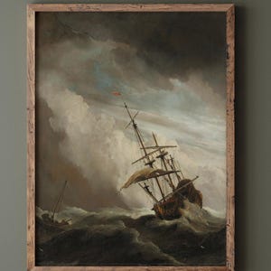 Op de afbeelding: Een schilderij van een schip dat vastzit in een storm op zee. Het schip wordt heen en weer geslingerd door de golven, en de lucht is donker en stormachtig. Het schilderij is in een realistische stijl geschilderd, en de details zijn zeer goed uitgewerkt.