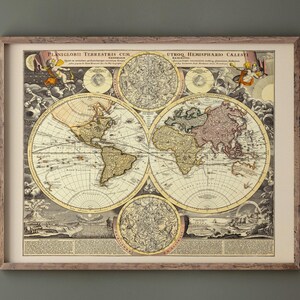 Può includere: Stampa di mappa del mondo vintage incorniciata. La mappa presenta illustrazioni dettagliate di continenti e oceani in tonalità beige, marrone e grigio. La mappa è incorniciata in una cornice di legno marrone chiaro. Il testo "PLANIGLOBI TERRESTRIS CUM" è visibile in alto.