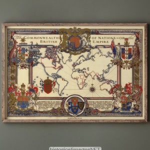 Puede incluir: Un mapa vintage de la Mancomunidad Británica de Naciones, que muestra el mundo con un enfoque en el Imperio Británico. El mapa está rodeado por un borde decorativo con escudos de armas y símbolos de las diferentes naciones dentro de la Mancomunidad. El texto "The Commonwealth of Nations of the British Empire" está impreso en la parte superior del mapa.