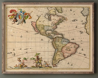 Könnte beinhalten: Ein antiker Weltkarten-Druck in einem Holzrahmen. Die Karte zeigt Amerika, mit dem Text "America Septentrionalis" und "America Meridionalis" sichtbar. Die Karte ist von einem dekorativen Rahmen umgeben.
