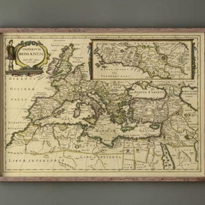 Puede incluir: Un mapa antiguo enmarcado de Europa y el norte de África, con cartografía detallada en tonos beige y verde. El mapa incluye texto en latín y está alojado en un marco de madera marrón claro. La imagen tiene el texto "historicalimages" en la parte inferior.