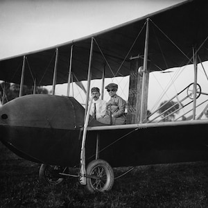 Katharine Wright an Bord des Wright Model HS Vintage Flugzeug schwarz weiß Fotografie Matte Poster
