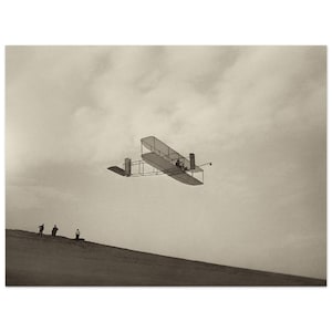 Das Segelflugzeug der Gebrüder Wright im Flug. Alte historische Fotografie. Remastered Fine Art Druck