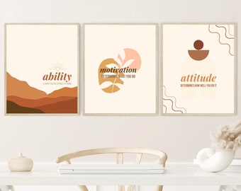 Op de afbeelding: Drie minimalistische kunstprints met motiverende citaten. De eerste print is bruin en oranje met de tekst "ability is what you're capable of doing". De tweede print is beige met de tekst "motivation determines what you do". De derde print is beige met de tekst "attitude determines how well you do it".