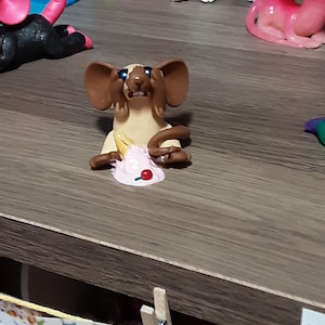 Kleine Ratte, die ihre Eistüte verloren hat