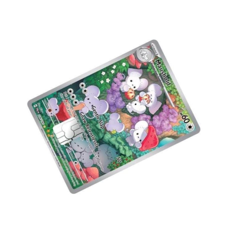 Może przedstawiać: Karta kolekcjonerska Pok&eacute;mon z postacią Maushold. Karta ma kolorową ilustrację postaci w leśnym otoczeniu z fioletowymi kwiatami i zielonymi liśćmi. Karta zawiera r&oacute;wnież tekst, taki jak "Gentle Slap" i "Gnaw Relentlessly".