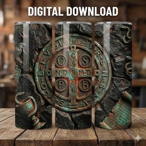 Puede incluir: Tres vasos de acero inoxidable con un diseño religioso desgastado. El vaso central presenta una cruz con las letras C, S, S, M, D y B. El fondo es una piedra oscura y texturizada con imágenes de serpientes y pergaminos.