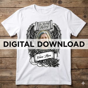 Puede incluir: Camiseta blanca con un diseño conmemorativo. El diseño incluye un retrato, alas de ángel, rosas y pancartas con el texto "In Loving Memory" y "Name Here". Las palabras "DIGITAL DOWNLOAD" están impresas en la camiseta.