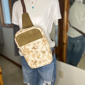 Bolso bandolera con diseño floral y pájaros