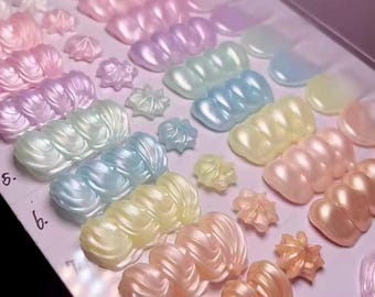 Dije de cuentas de color crema kawaii hecho a mano – Accesorio pastel Decoden