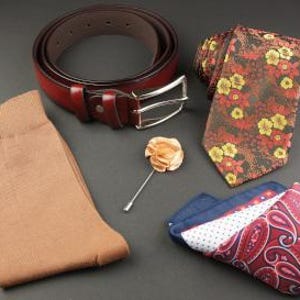 Herren Geschenkset – Seidenkrawatte, Einstecktuch, Anstecknadel, Ledergürtel & Baumwollsocken | Rot und Gelb Statement Accessoires