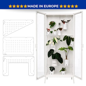 Puede incluir: Una vitrina de metal blanco con puertas de cristal que contiene varias plantas en macetas sobre estantes transparentes. A la izquierda, se muestran tres estantes metálicos perforados en blanco, incluyendo una pieza triangular, rectangular y en forma de U.
