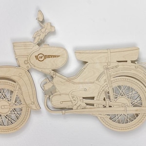 Puede incluir: Un recorte de madera detallado de un ciclomotor vintage, con diseños intrincados del motor, las ruedas y la carrocería. El color natural de la madera resalta el estilo clásico del vehículo. El ciclomotor tiene un asiento, manillar y portaequipajes.