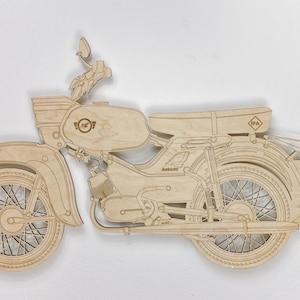 Op de afbeelding: Houten motorfiets uitgesneden met ingewikkelde details. Het lichtgekleurde hout toont het ontwerp van de motorfiets, inclusief de wielen, de zitting en het stuur. De motorfiets heeft een vintage uitstraling, met een logo op de tank en een bagagerek.