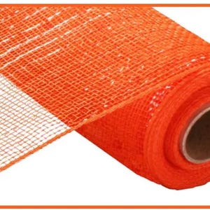 Puede incluir: Rollo de malla decorativa naranja con un patrón de rejilla visible. La malla está enrollada alrededor de un núcleo de cartón, con una sección de malla blanca visible. Adecuado para manualidades y decoraciones de temporada.