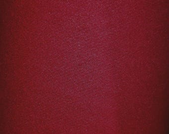 Peut inclure: Gros plan sur un tissu rouge foncé à surface légèrement texturée. La couleur est une teinte riche et unie, remplissant le cadre. Le matériau semble doux et peut-être feutré.