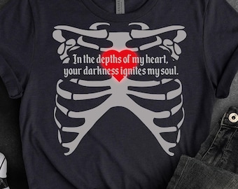 Camiseta con diseño de esqueleto y caja torácica en forma de corazón: diseño de amor oscuro, «Tu oscuridad enciende mi alma», camiseta gótica de San Valentín, camiseta del día de San Valentín