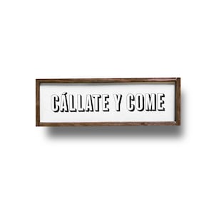 Divertido letrero hispano, letrero enmarcado Callate Y Come "Cállate y come" 6 x 20 Letrero de madera para cocina hispana, letrero de cocina española, chef español, cocinero