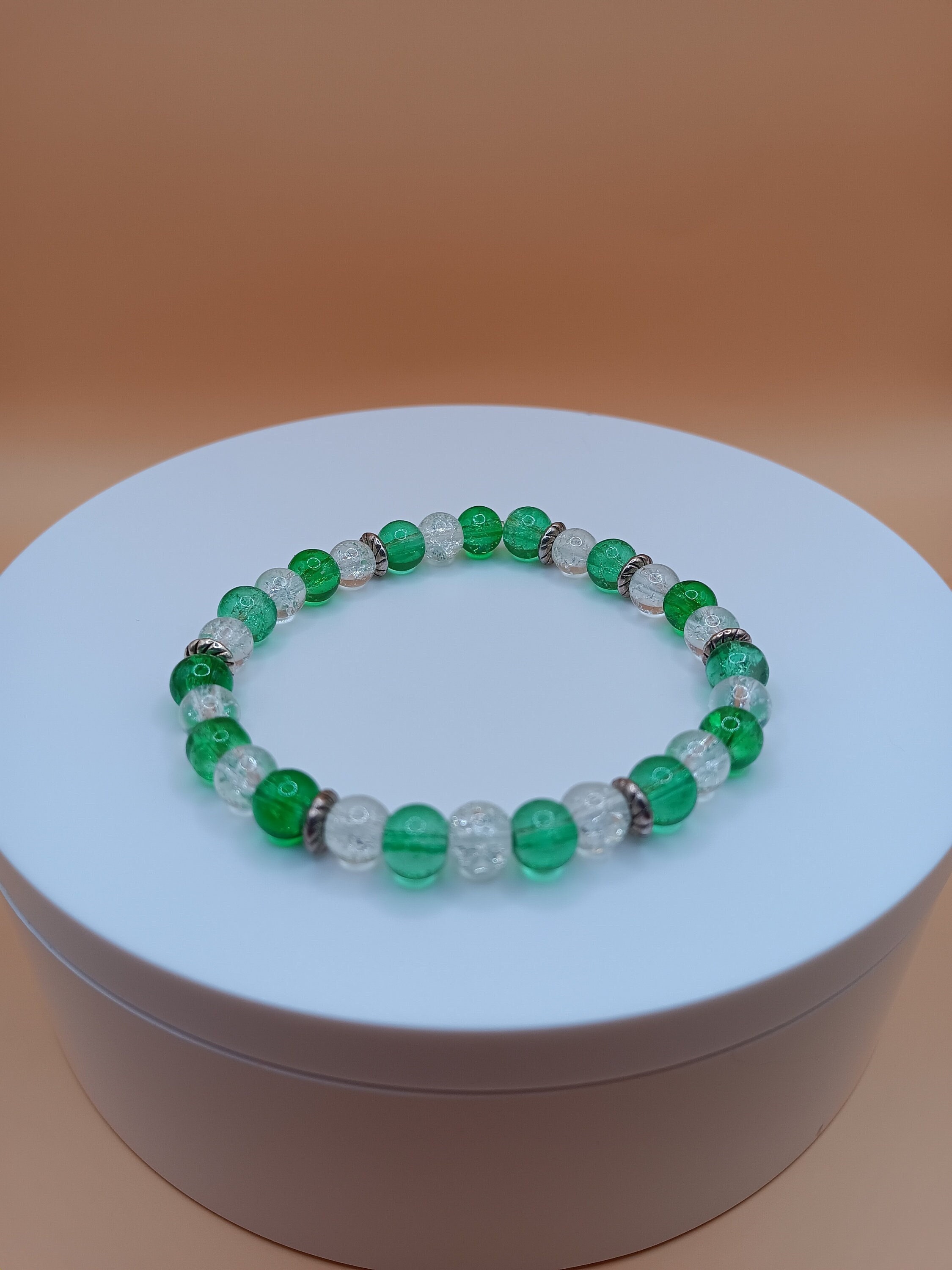 Bracciale verde trifoglio di San Patrizio: intrecciato a mano in filo di raso verde con perlina decorativa rotonda placcata in oro e chiusura regolabile. - Italia