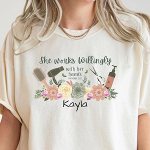 Personalisiertes Haar Stylist Shirt, Sprüche 31:13 Christian Tee, benutzerdefinierte Friseur Geschenk, Triche Treasures