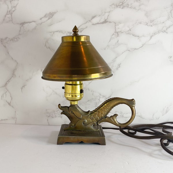 Lampe vintage en laiton représentant un dauphin ou un monstre marin, éclairage artisanal, lampe de table pour étudiant, Sea Captain Cottagecore