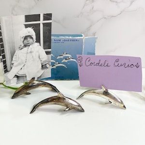 CINQ marque-places en métal argenté dauphins, porte-cartes de visite en argent vintage, porte-cartes de visite marsouin, cadeau d'hôte vintage