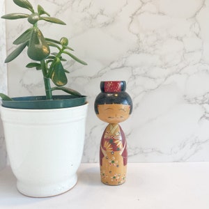 Vintage Kokeshi Doll: Hand-Crafted Japanese Folk Art with Floral Kimono