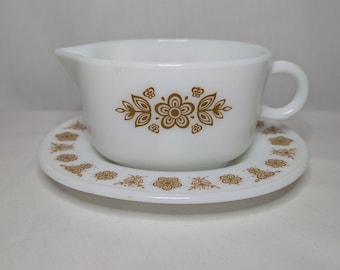 ビンテージ PYREX バタフライ ゴールド グレイビーボート 77-B とソーサー 77-U