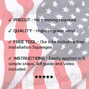 K&ouml;nnte beinhalten: Eine rot-wei&szlig;-blaue amerikanische Flagge mit dem Text: "✓ VORGEFR&Auml;ST - Kein Zuschneiden erforderlich. ✓ QUALIT&Auml;T - Vinyl h&ouml;chster G&uuml;te. ✓ KOSTENLOSES WERKZEUG - Unsere Kits beinhalten einen kostenlosen Installationsschieber. ✓ ANLEITUNG - Einfach in 5 Schritten anzubringen. A4-Anleitung und Video enthalten."