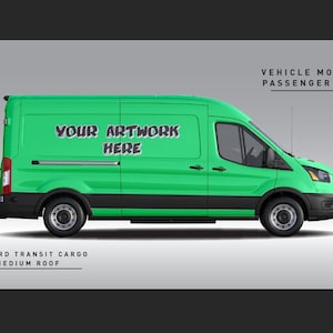 Puede incluir: Una furgoneta Ford Transit Cargo verde de 2021 con techo medio. El lado del pasajero de la furgoneta tiene un espacio en blanco para tu obra de arte. El texto "YOUR ARTWORK HERE" está escrito en el lateral de la furgoneta.