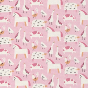 Peut inclure: Un tissu rose avec un motif répété d'animaux de ferme blancs, notamment des chevaux, des vaches, des cochons, des poulets et des oies. Les animaux sont stylisés et ont un design simple et fantaisiste.
