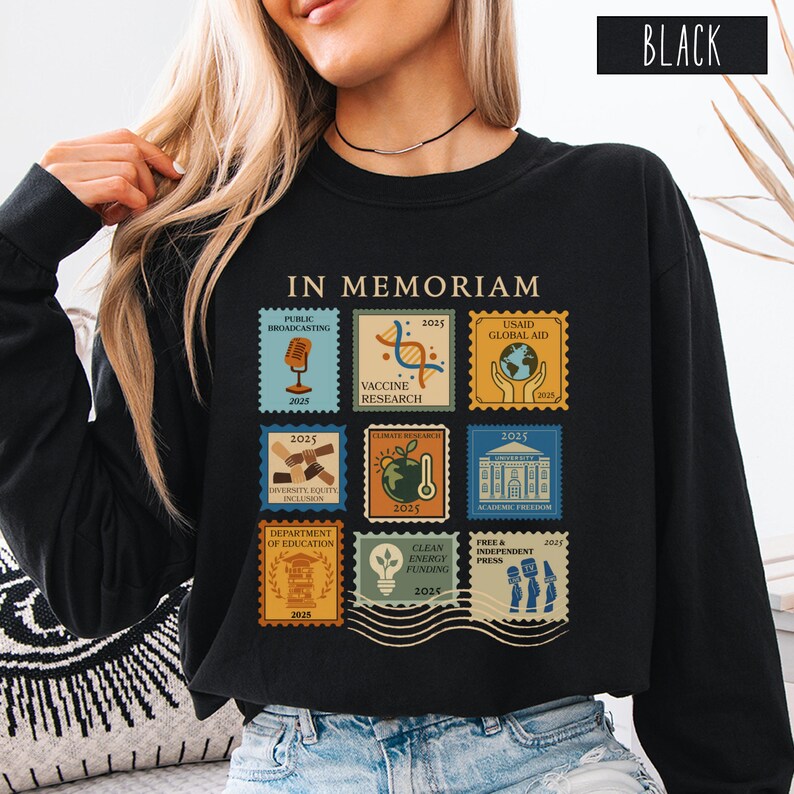 Pode incluir: Camisola preta com a inscri&ccedil;&atilde;o "IN MEMORIAM" e nove desenhos de selos postais. Os selos apresentam ilustra&ccedil;&otilde;es e texto sobre radiodifus&atilde;o p&uacute;blica, investiga&ccedil;&atilde;o de vacinas, ajuda global e outros temas. A palavra "BLACK" est&aacute; impressa num ret&acirc;ngulo branco.