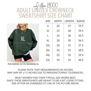 Puede incluir: Tabla de tallas para sudaderas unisex de cuello redondo Gildan 18000 para adultos. La tabla muestra las medidas en pulgadas para las tallas S a 5XL. Se muestra un modelo que lleva una sudadera XL.