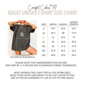 Puede incluir: Tabla de tallas para camisetas unisex para adultos Comfort Colors 1717. La tabla incluye medidas en pulgadas para las tallas S a 4XL. La modelo de la imagen mide 1,73 m y lleva una XL. El texto tambi&eacute;n indica que las medidas pueden variar.
