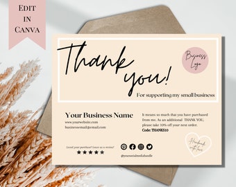 Puede incluir: Una tarjeta de agradecimiento con fondo melocotón y texto negro. La tarjeta dice "¡Gracias!" por apoyar mi pequeño negocio. También incluye un logotipo de empresa, una dirección de sitio web, una dirección de correo electrónico y identificadores de redes sociales.