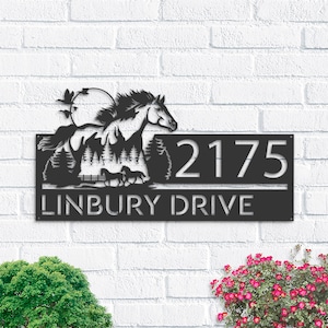 Letrero de metal con dirección personalizado con escena de bosque de montaña y caballo corriendo / Placa de dirección colgante / Letrero de patio, Letrero para exteriores / Estaca de jardín