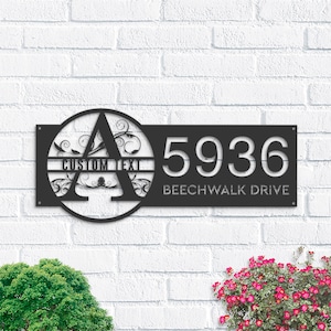 Letrero de metal con monograma de letras divididas con nombre de familia personalizado, placa de dirección colgante, letrero para patio, letrero para exteriores, estaca para jardín