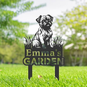 Puede incluir: Señal de jardín de metal negro con una silueta de un perro Griffon Bruselas sentado en un lecho de juncos. El letrero dice "Emma's Garden".