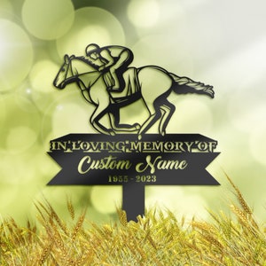 Peut inclure: Silhouette noire en métal d'un cheval et d'un cavalier, avec une pancarte qui indique "En souvenir affectueux de Custom Name 1955-2023".