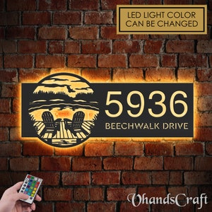 Cartello con indirizzo in metallo personalizzato con scena di foresta con sedie, molo sul lago, con luci a LED, numero civico, targa con indirizzo sospeso