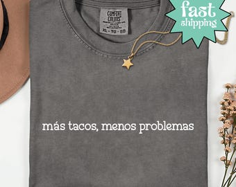 Koszulka Comfort Colors® Mas Tacos Menos Problemas, Zabawna koszulka z taco, Prezent dla dwujęzycznego przyjaciela Latynosów, Humorystyczna koszulka z jedzeniem, Sarkastyczna koszulka