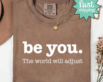 Comfort Colors®「Be You The World Will Adjust」シャツ、インスピレーションあふれるレディースTシャツ、ポジティブなギフトアイデア、親友への贈り物、自分を愛するシャツ