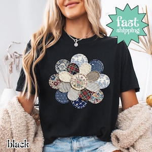 Comfort Colors® フェイクキルティングパッチワークデイジーシャツ、花柄シャツ、ヴィンテージ風フラワートップ、コテージコアパッチワークシャツ、春物シャツ