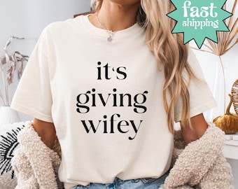 Shirt Comfort Colors® Its Giving Wifey, shirt bruid to be, pasgetrouwde T-shirt, aangepast verlovingscadeau, outfit huwelijksreis, shirt trouwdag